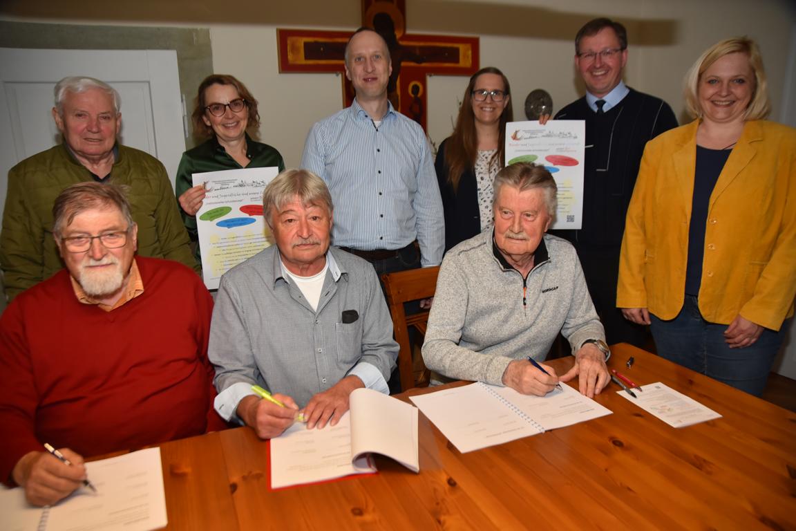 Foto: Josef Eder, das Team ISK bei den Unterschriften am 18.04.2024